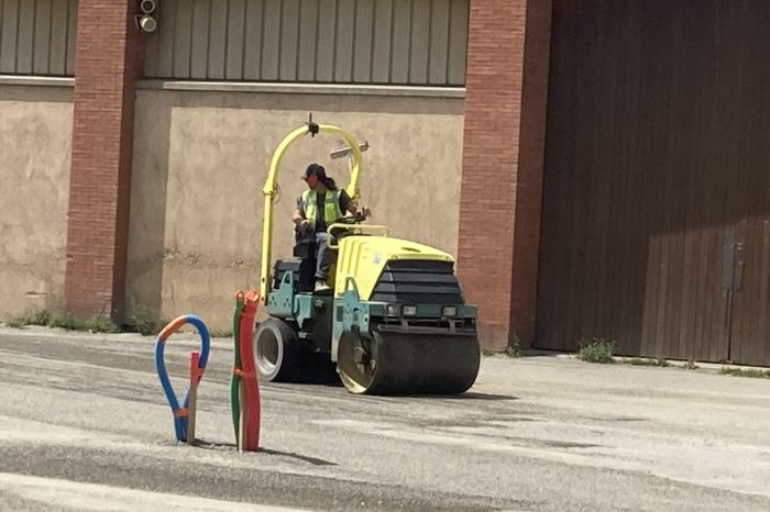 Chantier4 école 3 mai 2024 - Finition du terrassement avec compacteur en action