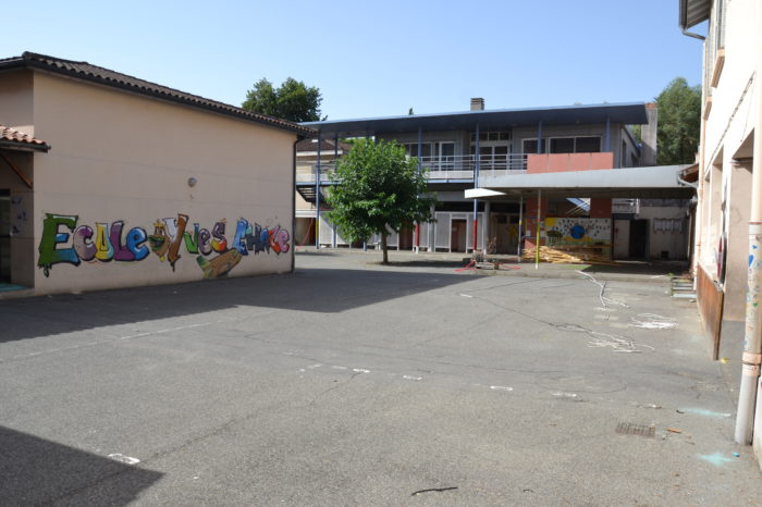 Visite5 école Chaze - Juillet 2024 - Aspect de la cour de l'élémentaire. 
