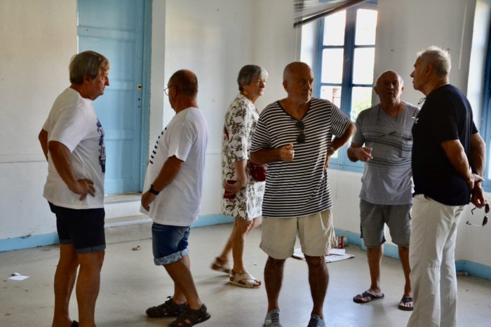 Visite9 école Chaze - Juillet 2024 - Jean-Pierre Laffontan (à droite) et Gisèle en compagnie d'anciens élèves et de Christian Magnouac (2ème en partant de la gauche).
