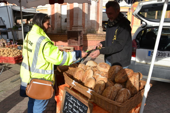 Nathalie et Bernard au marché - L'encaissement