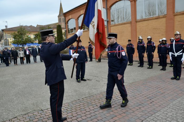 Sainte-Barbe2 2025 - Remise du drapeau symbole de la prise de commandement pour le lieutenant Fortin.
