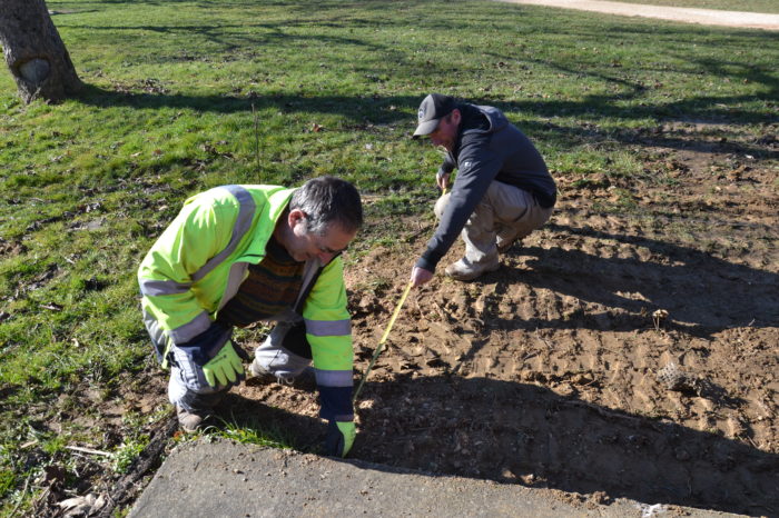 Travaux abords guinguette3 - février 2025 - Traçage du futur chemin d’accès en dur 